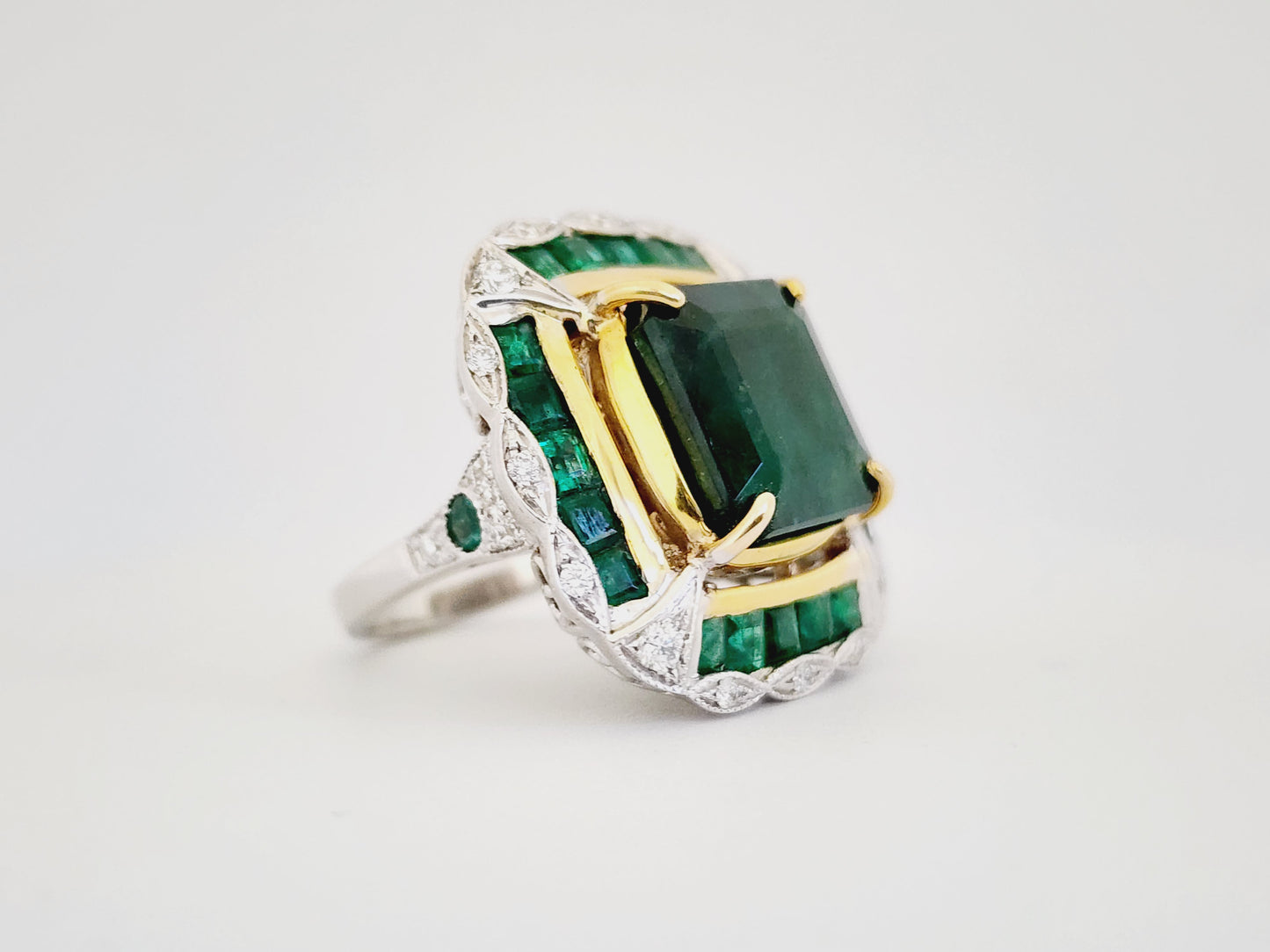 17.46 Carats Natural Emerald White Gold Diamond Ring 18 Karat