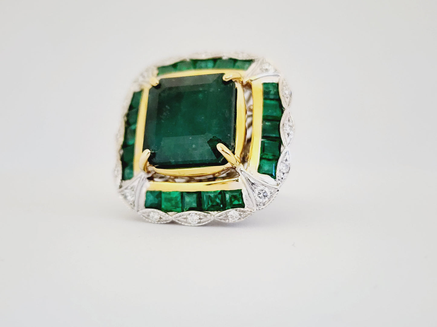 17.46 Carats Natural Emerald White Gold Diamond Ring 18 Karat
