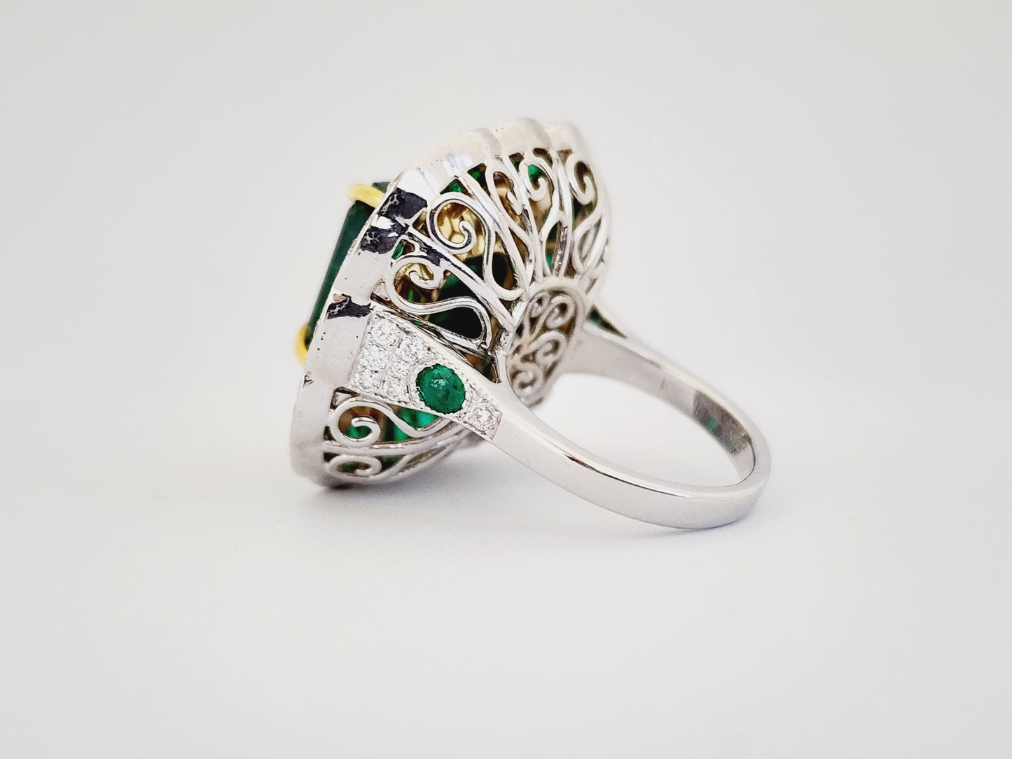 17.46 Carats Natural Emerald White Gold Diamond Ring 18 Karat