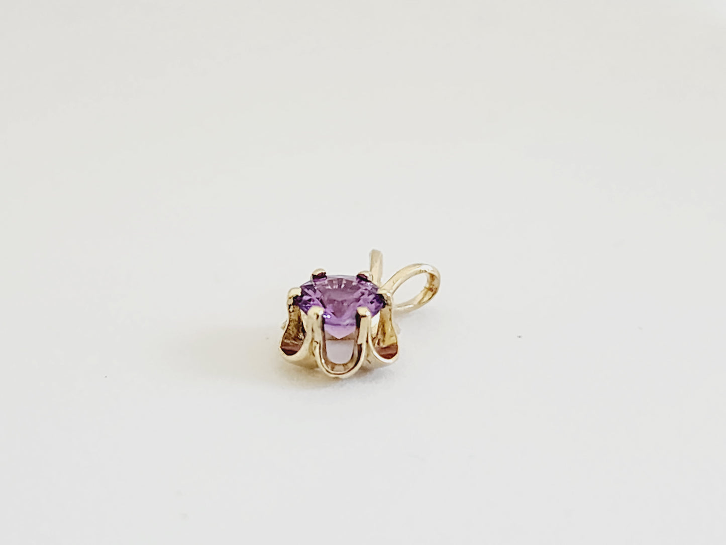 0.56 Carat Purple Sapphire Pendant 14 Karat Yellow Gold