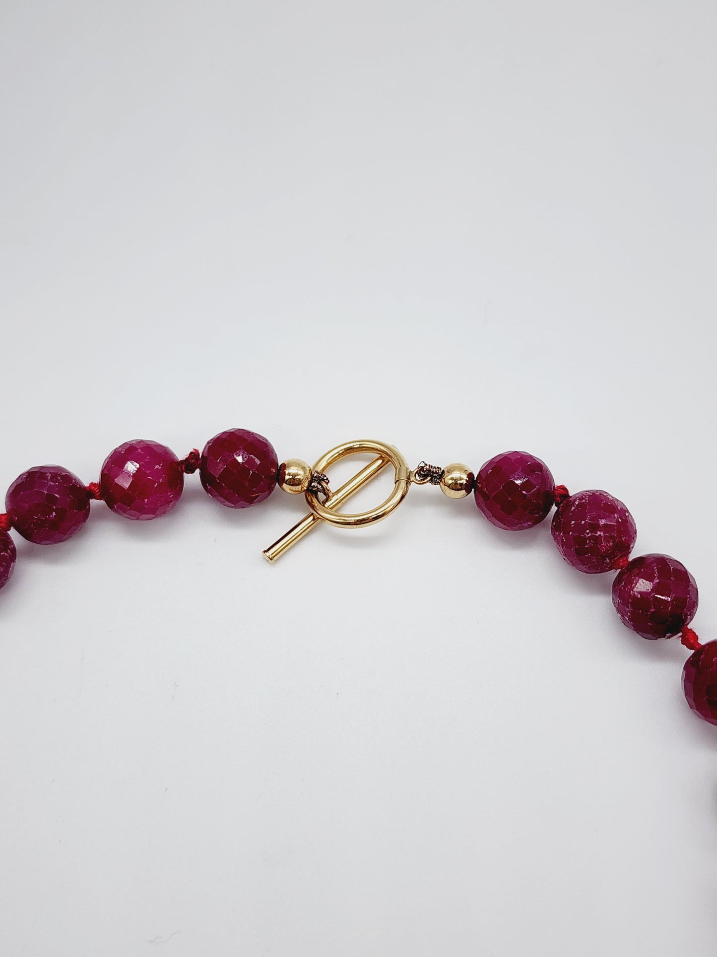 483.60 Carats Ruby Round Necklace 14 Karat Yellow Gold