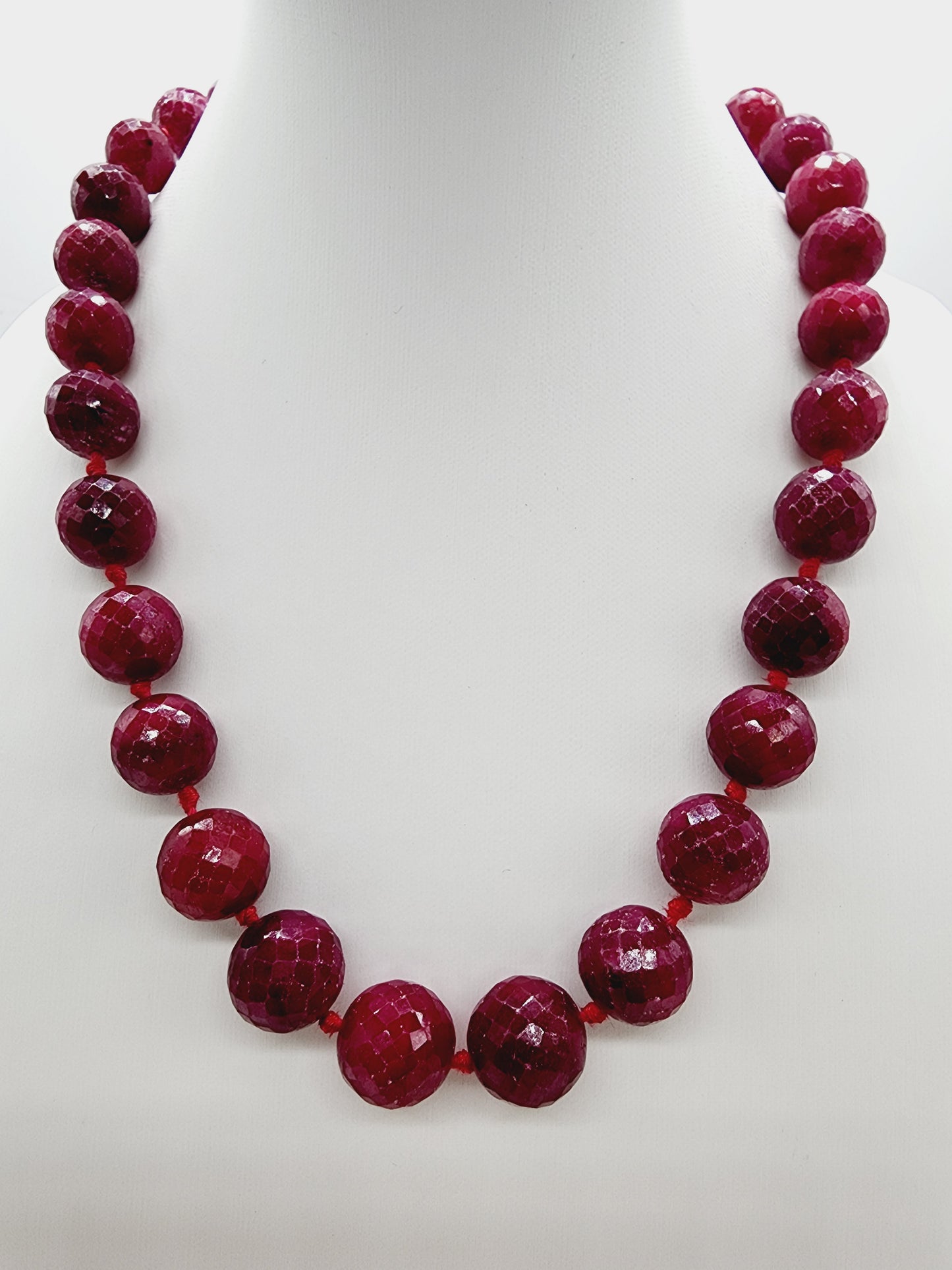 483.60 Carats Ruby Round Necklace 14 Karat Yellow Gold