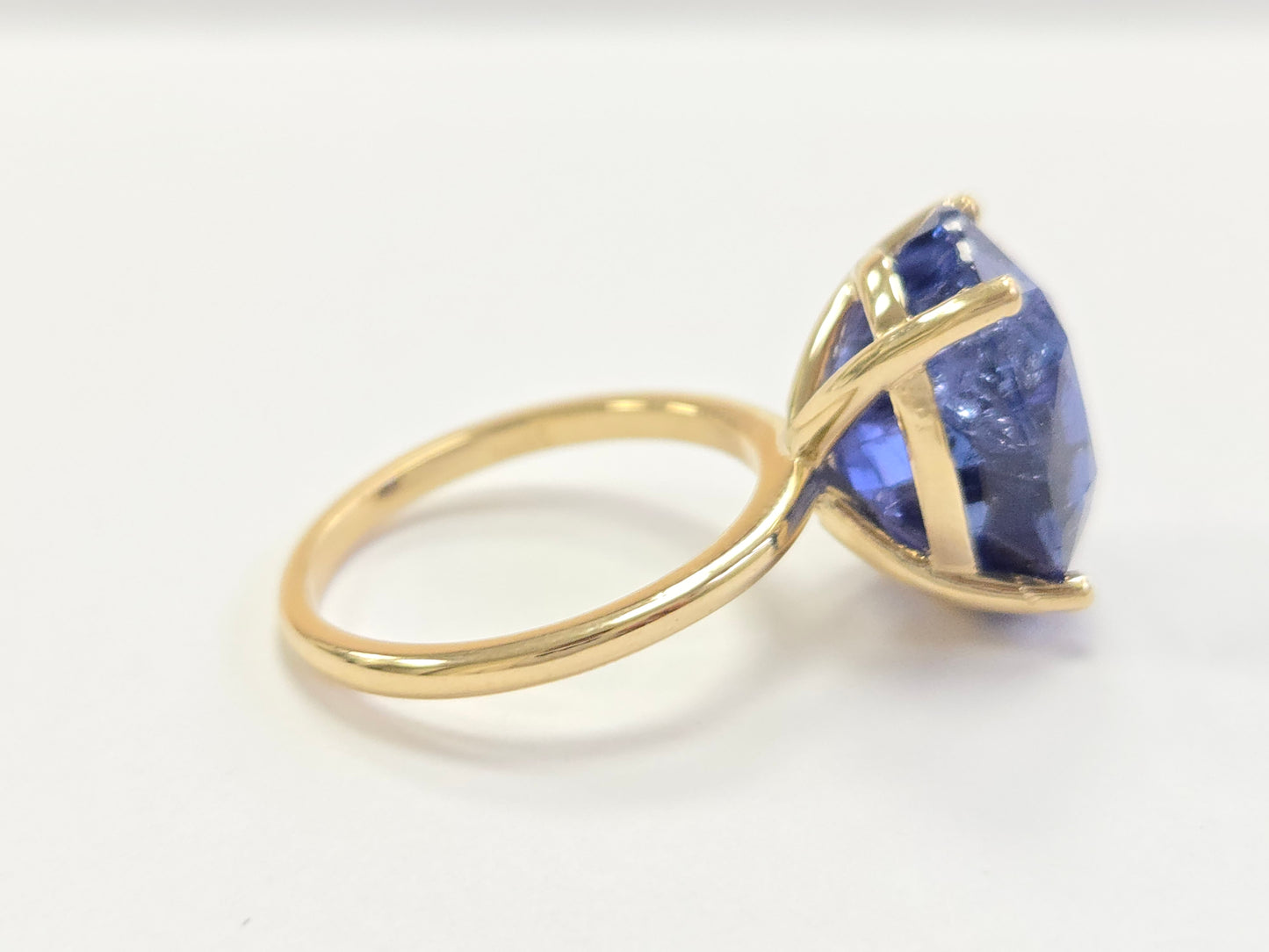 12.45 Carats Oval Shape Natural Sapphire Ring 14 Karat Yellow Gold