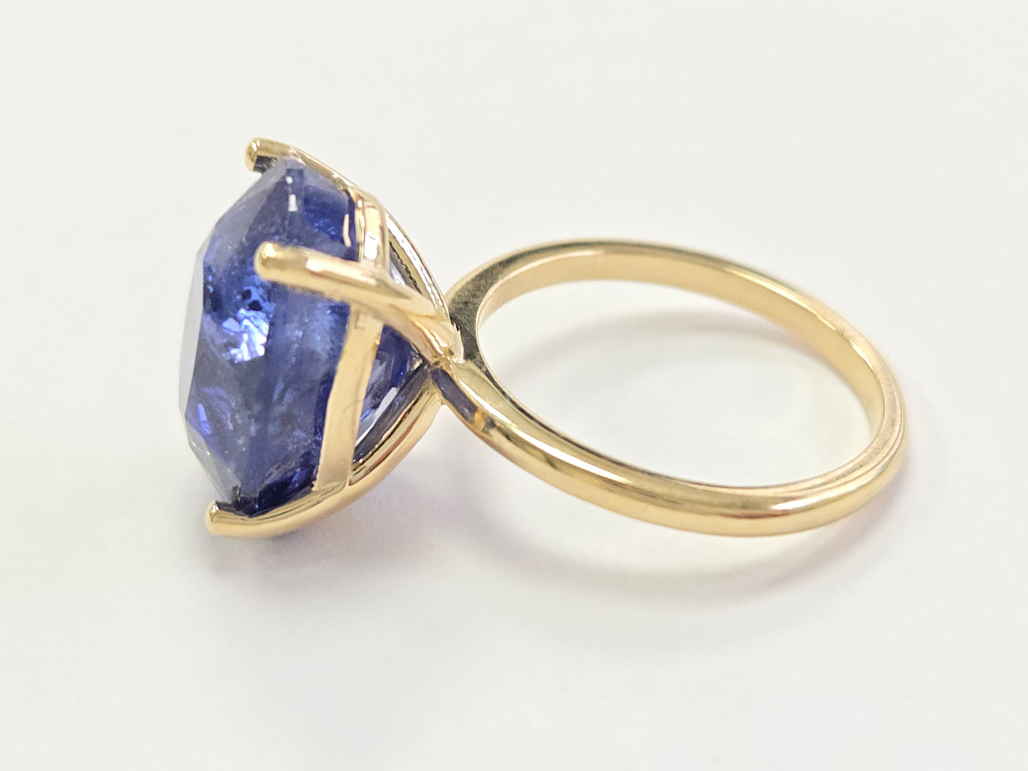 12.45 Carats Oval Shape Natural Sapphire Ring 14 Karat Yellow Gold
