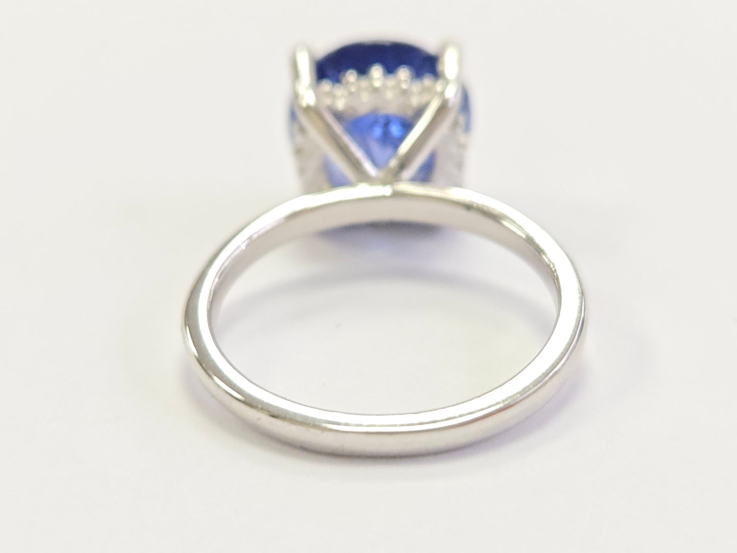 6.66 Carats Round Shape Natural Sapphire Ring 14 Karat White Gold