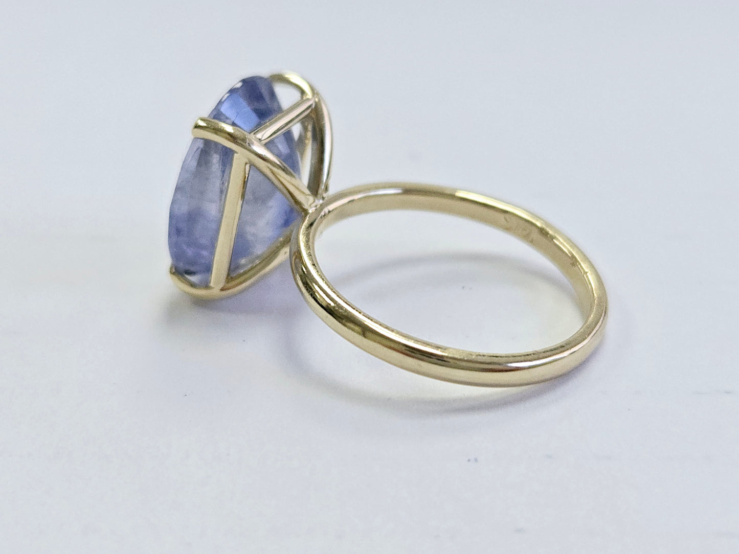 8.89 Carats Oval Shape Natural Sapphire Ring 14 Karat Yellow Gold