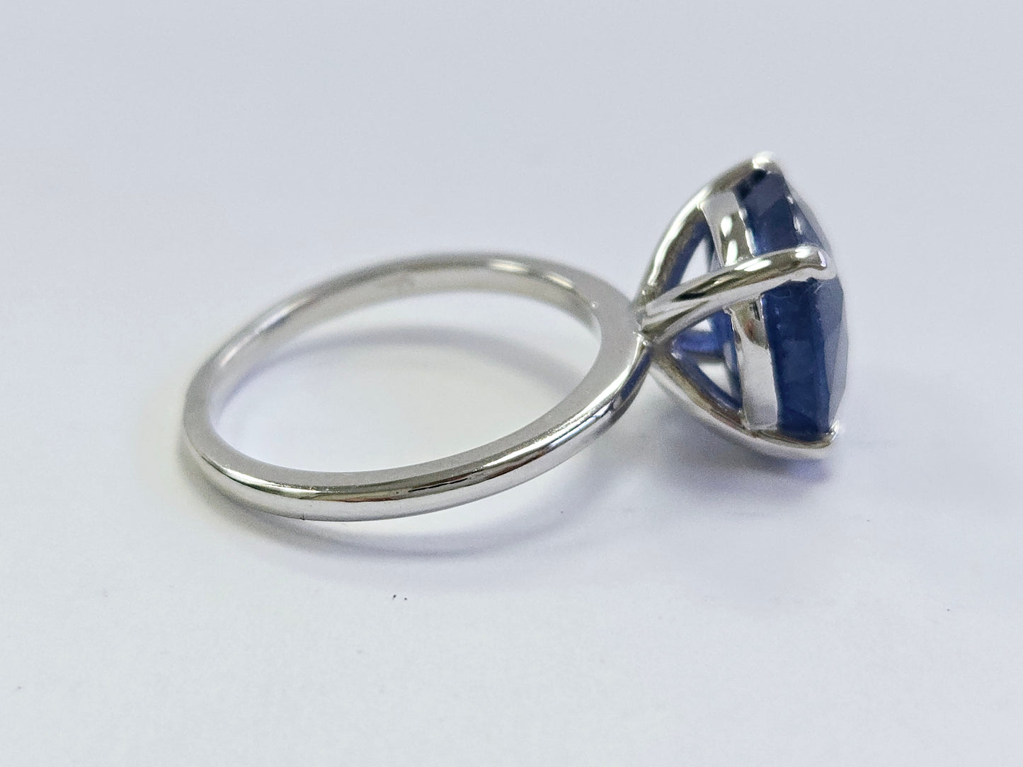 7.40 Carats Round Shape Natural Sapphire Ring 14 Karat White Gold